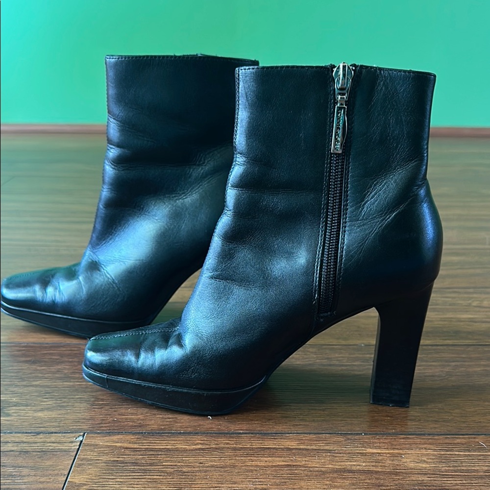👢👢Tommy Hilfiger Black Heeled Boots with Sleek Design👢👢